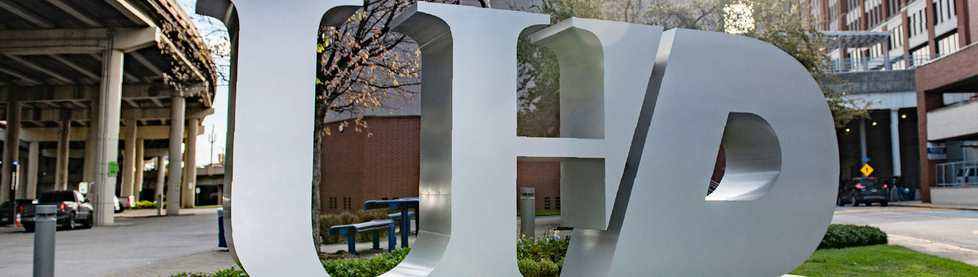 Silver UHD Letter Statue