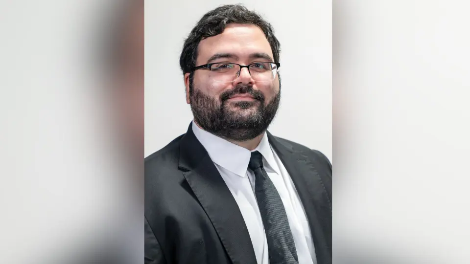 Close up photo of UHD computer science student Mitchell Nasser in a suit
