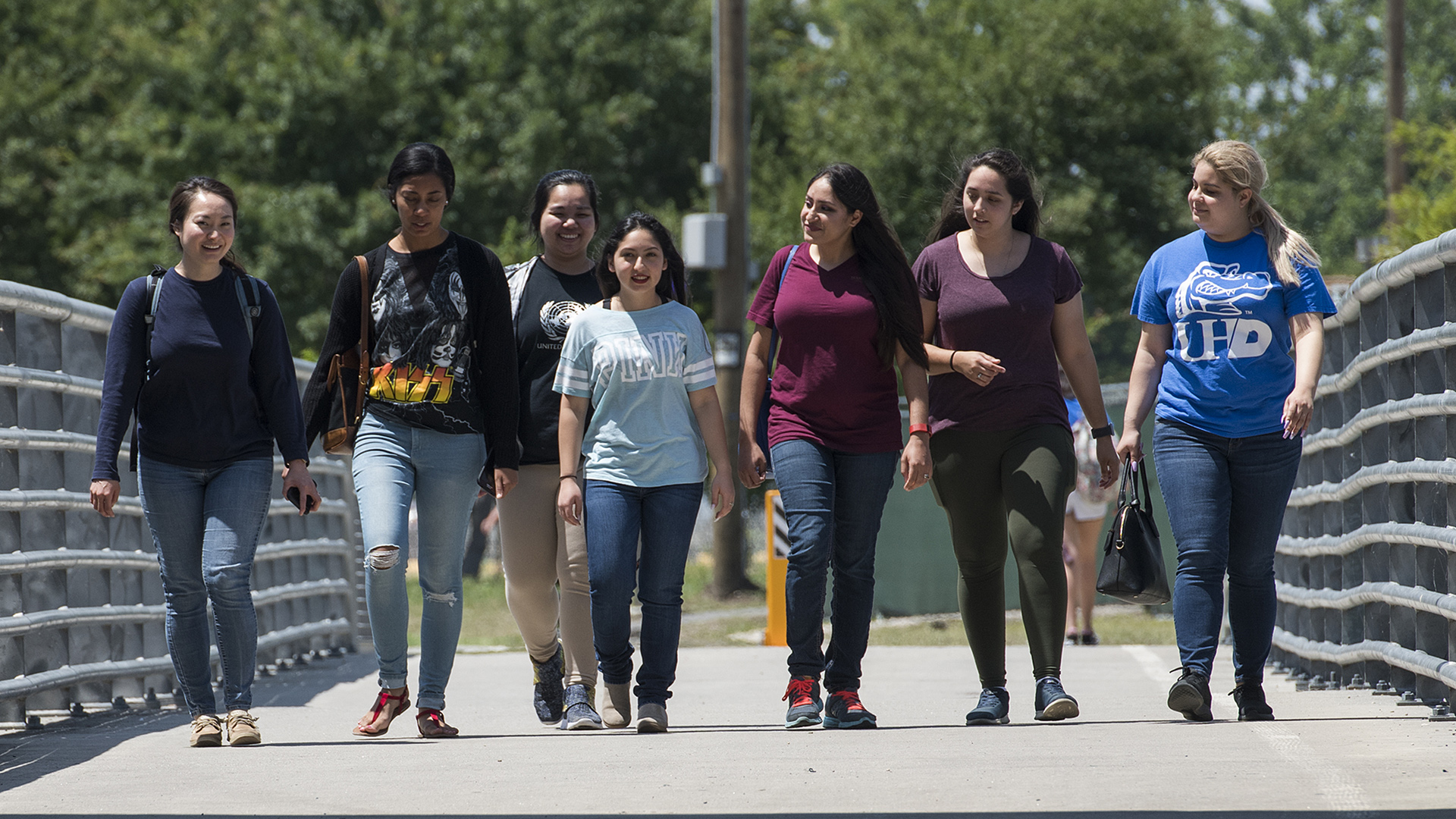 UHD students walking between campus buildings